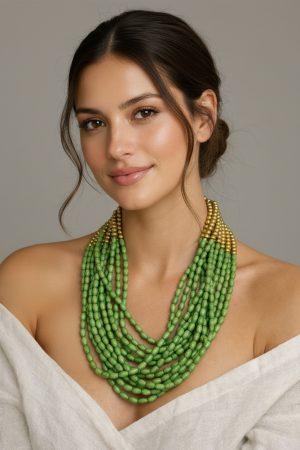 COLAR AMADEIRADO VERDE COM ESFERAS DOURADA