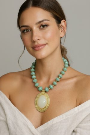 COLAR DE BOLAS VERDE COM DOURADO PEDRA REDONDA